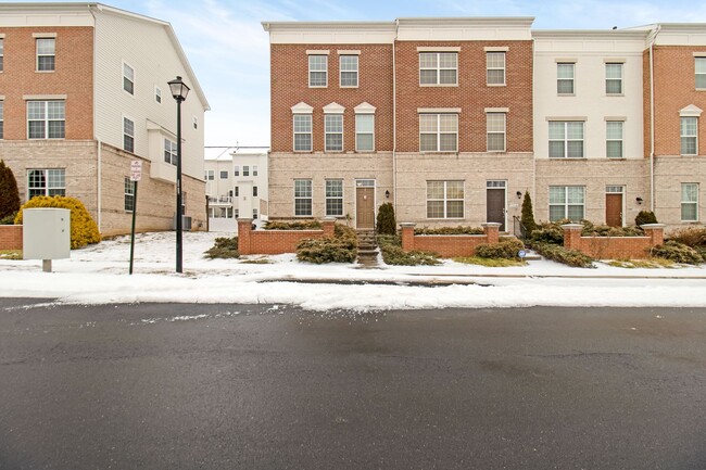 Building Photo - Beautiful 4-Bed, 3.5-Bath End Unit Townhom...