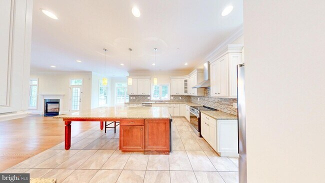 Building Photo - 6403 Earlham Dr