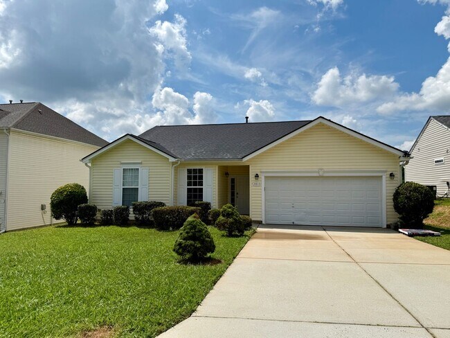 Building Photo - Three bedroom, 2 bath house in Greensboro