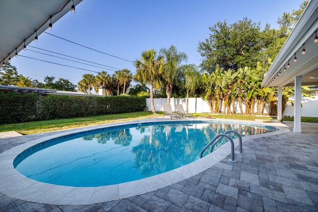 Building Photo - 802 Camelia Dr