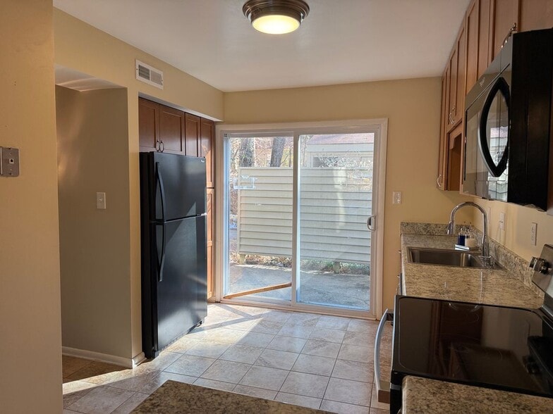 Building Photo - 82 Summer E