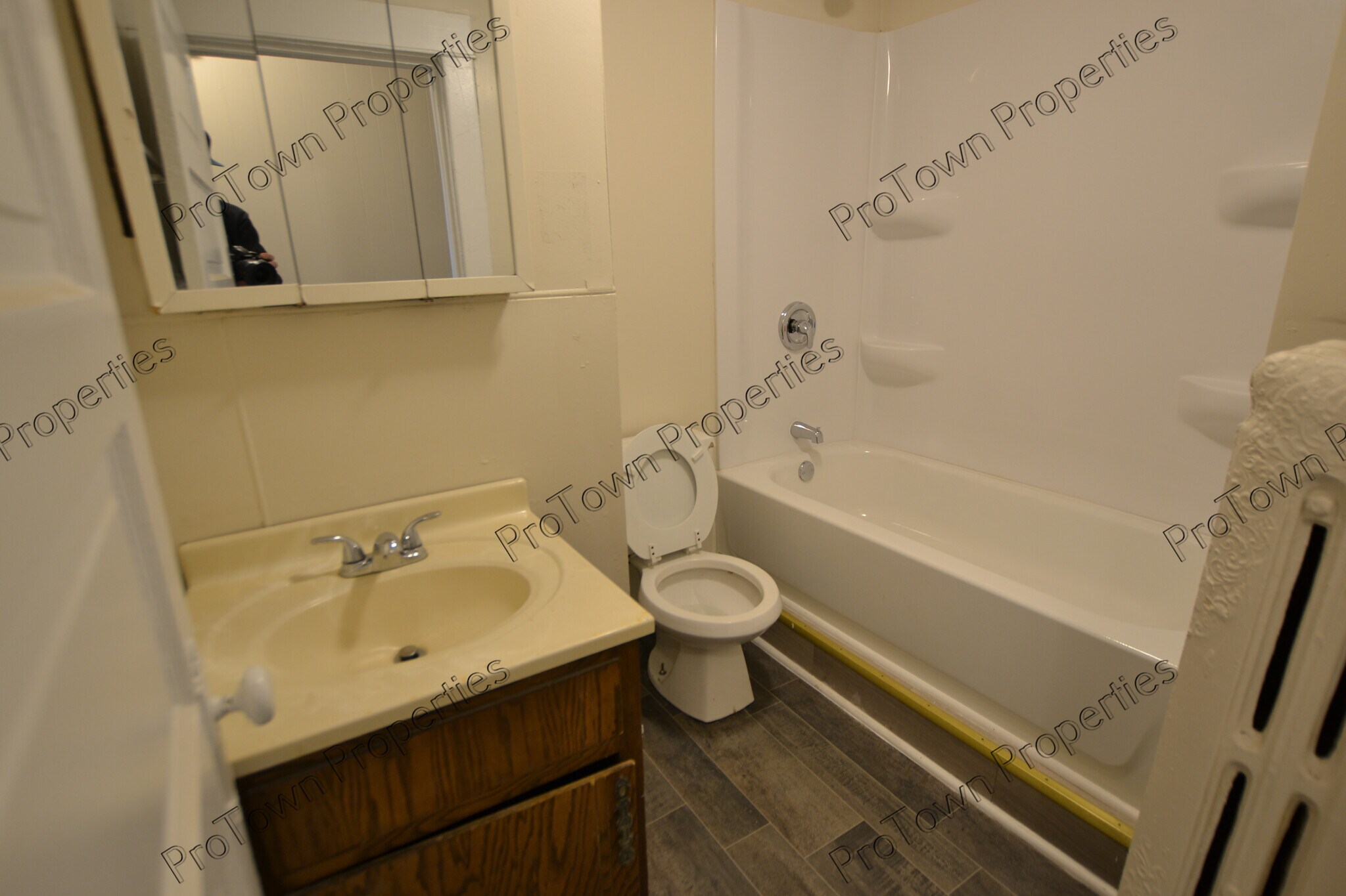 Building Photo - 213 N Hickory St