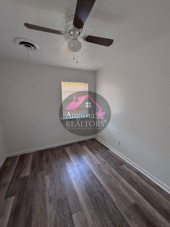 Building Photo - 966 N La Salle Dr