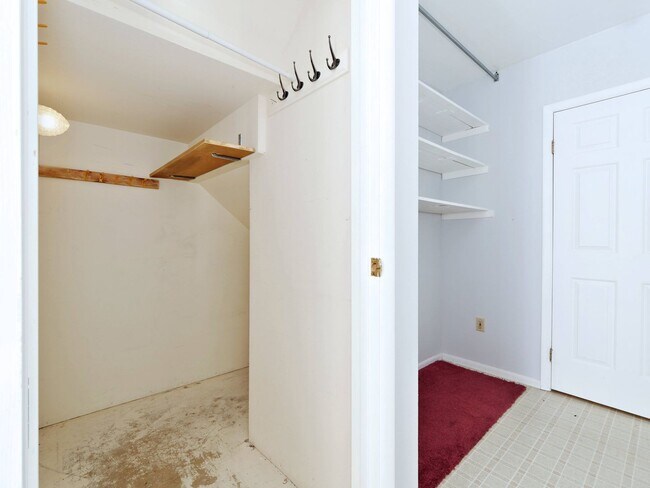 Building Photo - 721 Crown Dr