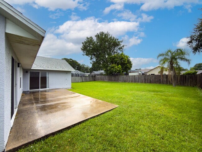Building Photo - Spacious 3/2 with split plan and large fenced yard!