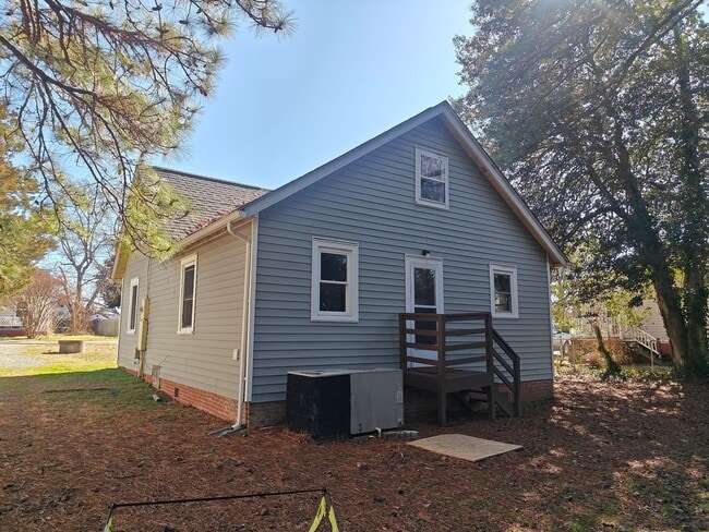 Building Photo - 2 bedroom home