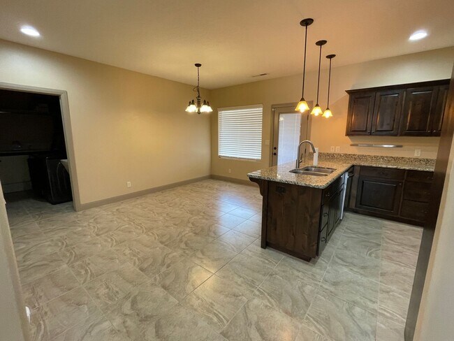 Building Photo - Pet-Friendly Three Bedroom Home in Riverside Heights