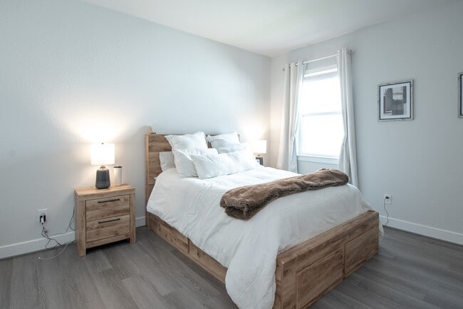 Building Photo - 16 Mariposa Wds Dr