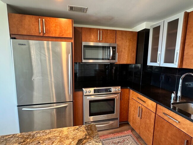 Building Photo - 1 BED | 1.5 BATH | HIGH RISE CONDO | DOWNTOWN SAVANNAH | E Liberty & Drayton St