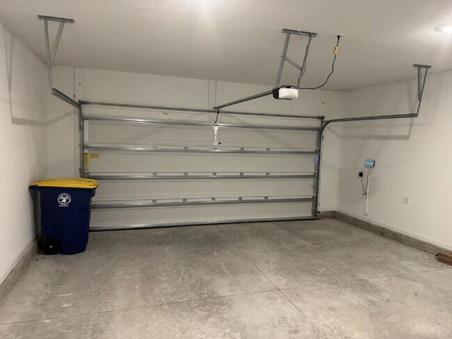 Building Photo - "Spacious 4-Bed Oasis with Granite Finishes & Guest Suite in Jacksonville!"