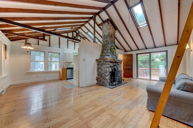Building Photo - 285 Deepwood Dr