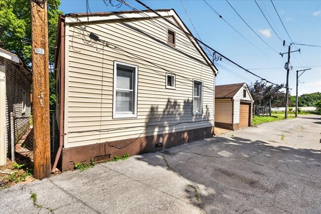 Building Photo - 6118 Vermont Ave