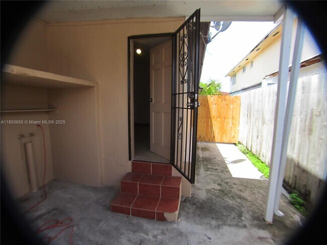 Building Photo - 1514 SW 22nd Ave