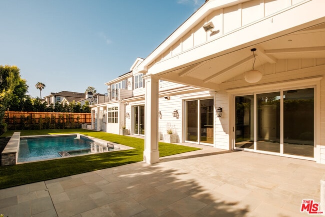 Building Photo - 557 Chapala Dr