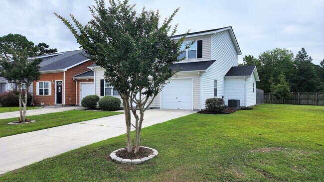Building Photo - Beautiful 3 bed 2 1/2 bath townhome in a g...