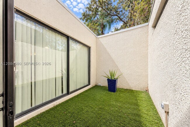 Building Photo - 1401 W Golfview Dr