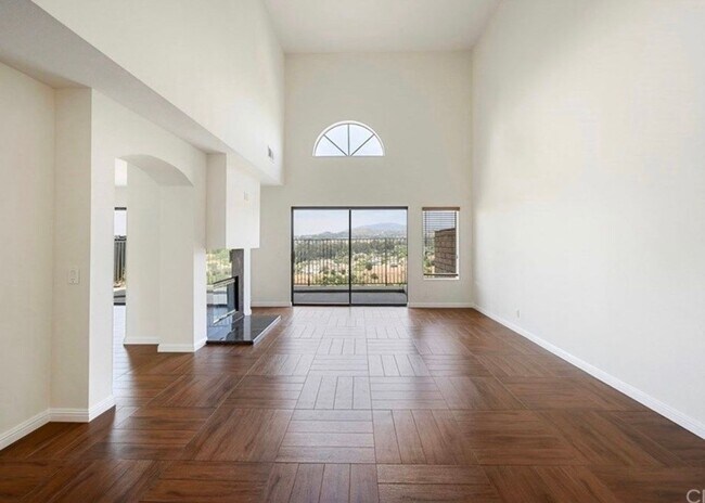 Building Photo - The Perfect Blend of Space, Style & Locati...