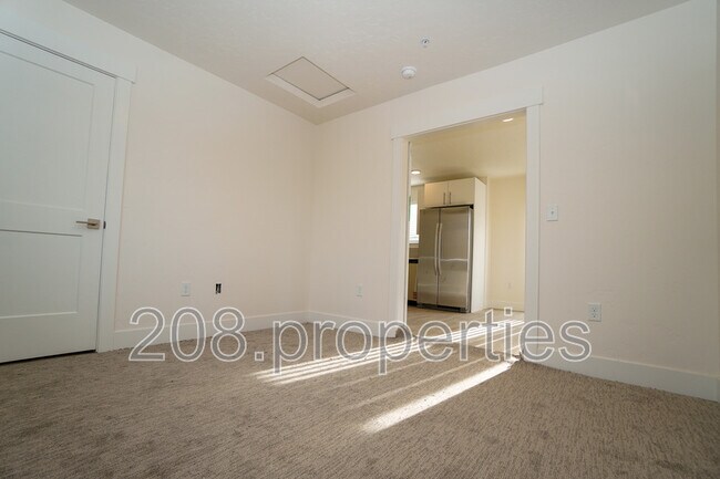 Building Photo - 4632 N Iota Ln