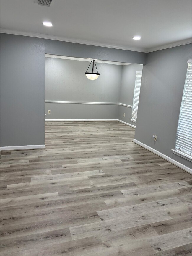 Building Photo - 815 Pebbleshire Dr