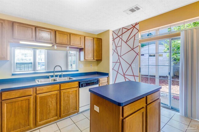 Building Photo - 13 Chatelaine Cir SE
