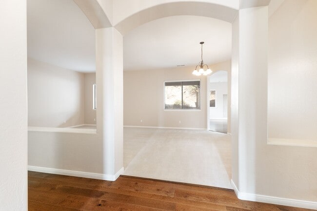 Building Photo - 4 Bedroom, 2 Bathroom Home in Timber Ridge