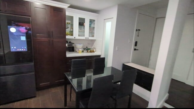 Building Photo - 4727 W Lake Sammamish Pkwy SE