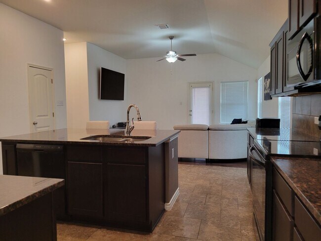 Building Photo - Open floor plan & small pets allowed! 3BD/...