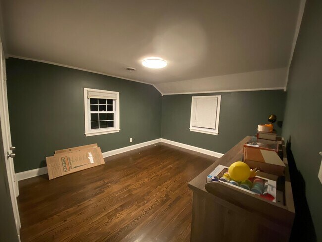 Building Photo - Spacious 5Bed/3.5Bath Townhome in Prime To...