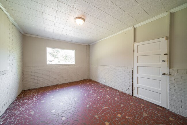Building Photo - Nice 3 Bedroom/1 Bath Home with Bonus Room!