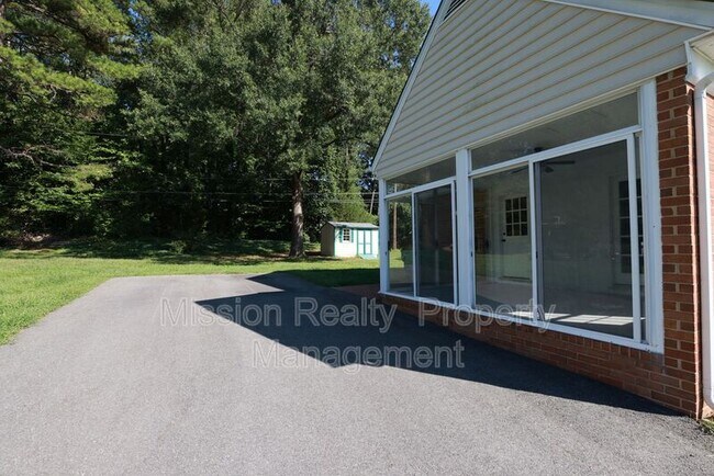 Building Photo - 1519 Chauncey Ln