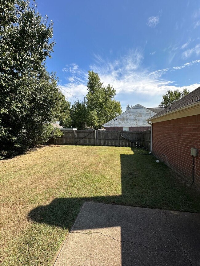 Building Photo - Don’t miss the chance to call this your ho...