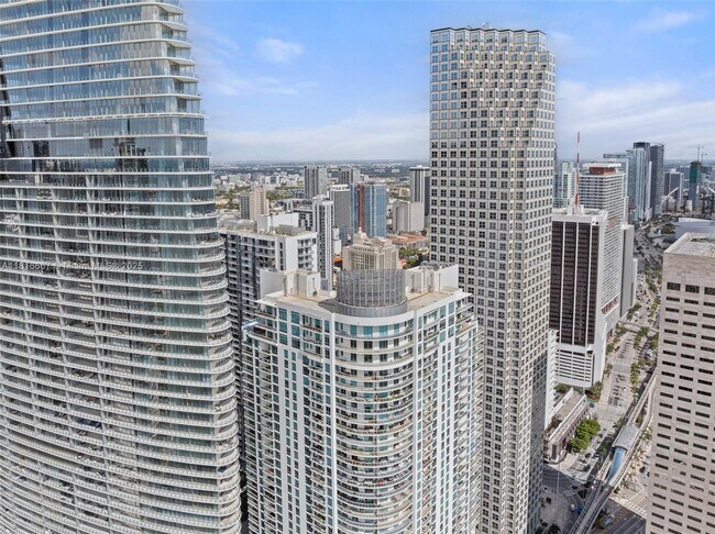Building Photo - 300 S Biscayne Blvd