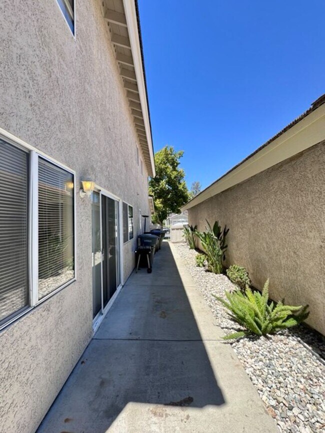 Building Photo - Spacious 3 Bedroom Home with High Ceilings...