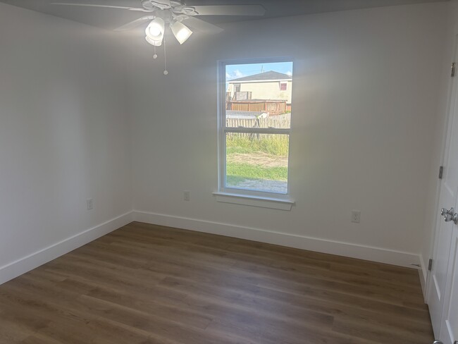 Building Photo - 2305 Weyer St