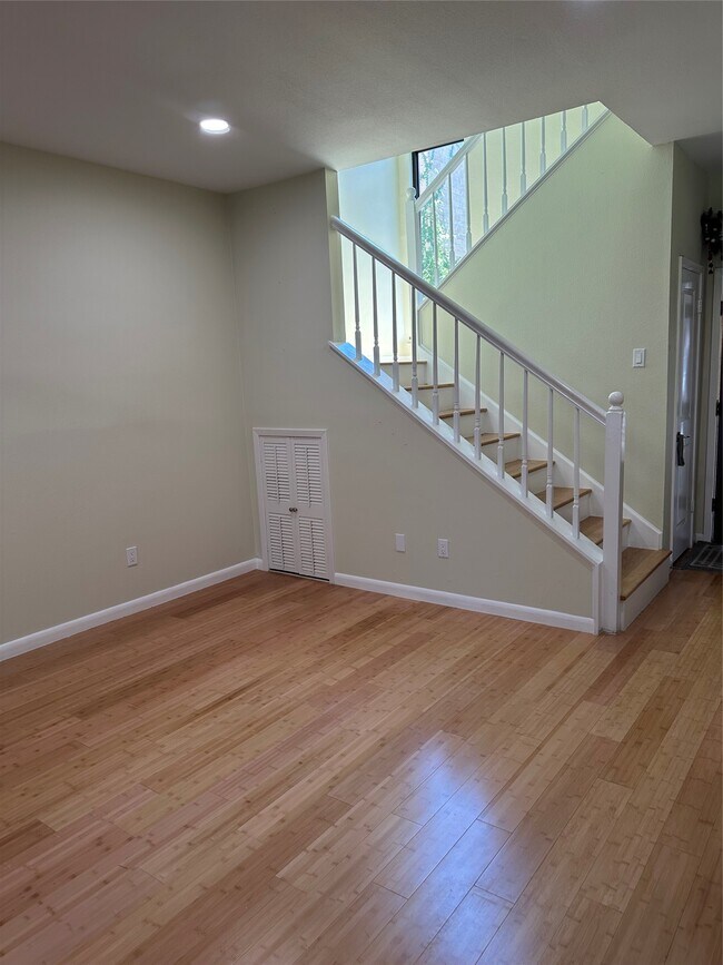 Building Photo - 9400 Doliver Dr