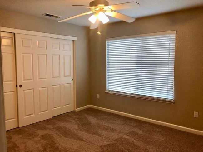 Building Photo - Spacious and beautiful 3 bedroom 2.5 bath ...