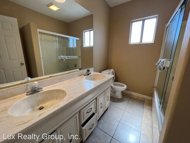 Building Photo - 2 br, 1 bath House - 558 A St