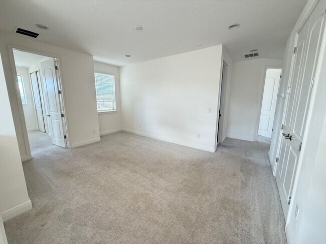 Building Photo - 5/4 spacious Saint Cloud Home