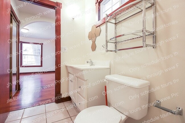 Building Photo - 3232 N Michigan Ave