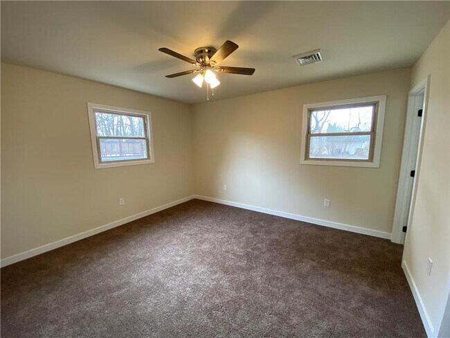 Building Photo - 124 Robert Dr