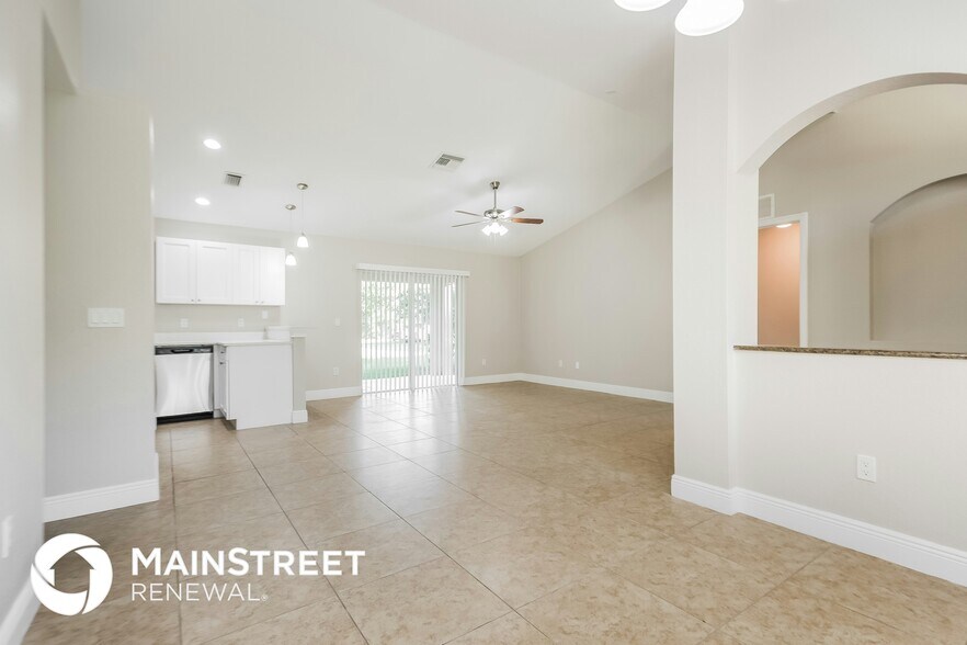 Building Photo - 1018 Card St E