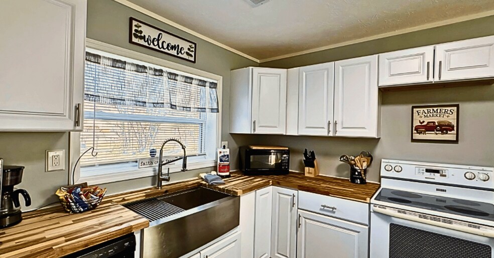 Farmhouse Sink & Stove - 1115 Henrietta Dr