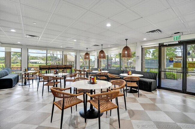 Building Photo - 5355 10th Fairway Dr