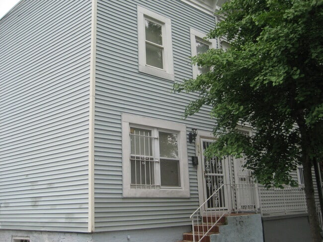 Building Photo - 1507 Gales St NE