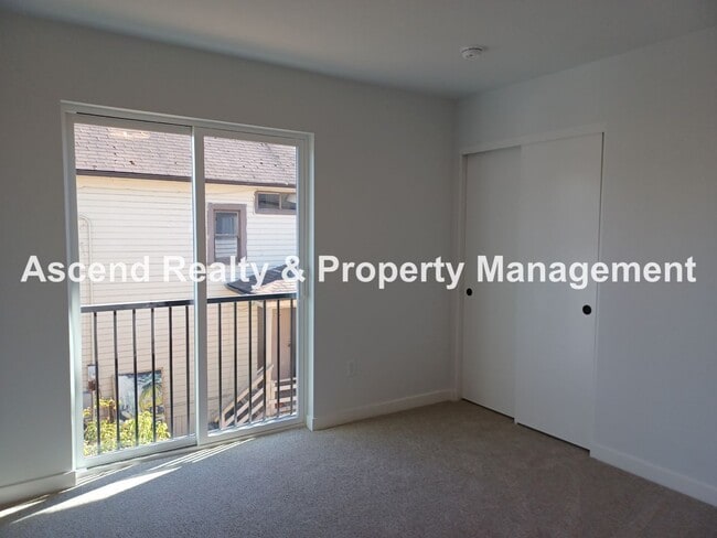 Building Photo - Newer 2 Level Townhome with Patio in Alberta Available August 10 Garbage Included Small Pets OK