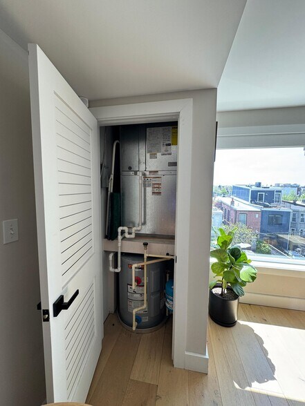 Building Photo - 919 12th St NE