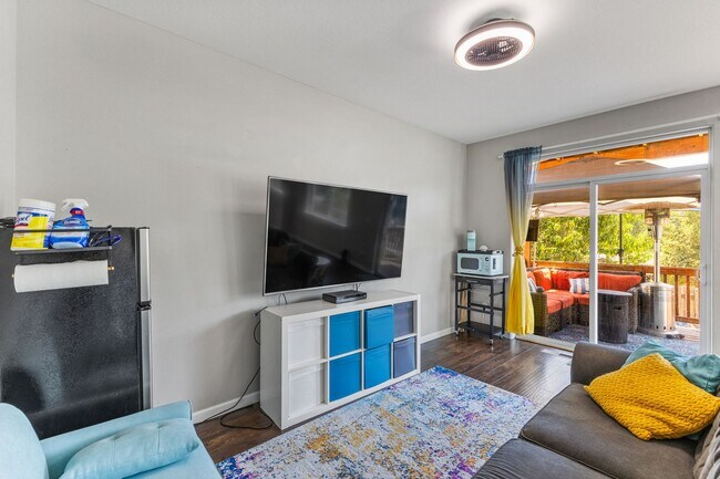 Building Photo - 5-bed, 3-bath Home in Scenic West Salem