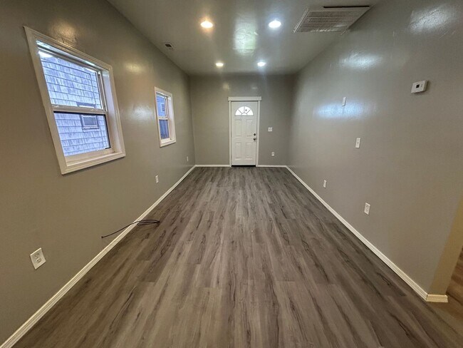 Building Photo - Charming 2-Bed Home Near Ottawa Park & University of Toledo