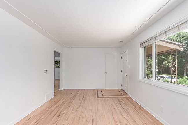 Building Photo - Charming Upper Unit Duplex in the Heart of Englewood!