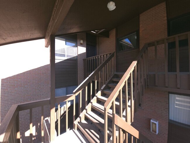 Building Photo - 2 bed 2 bath condo located in the Chateau Village West subdivision
